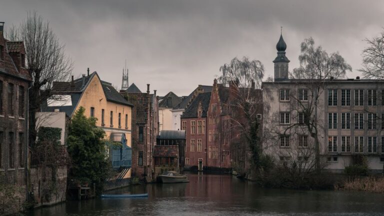 België